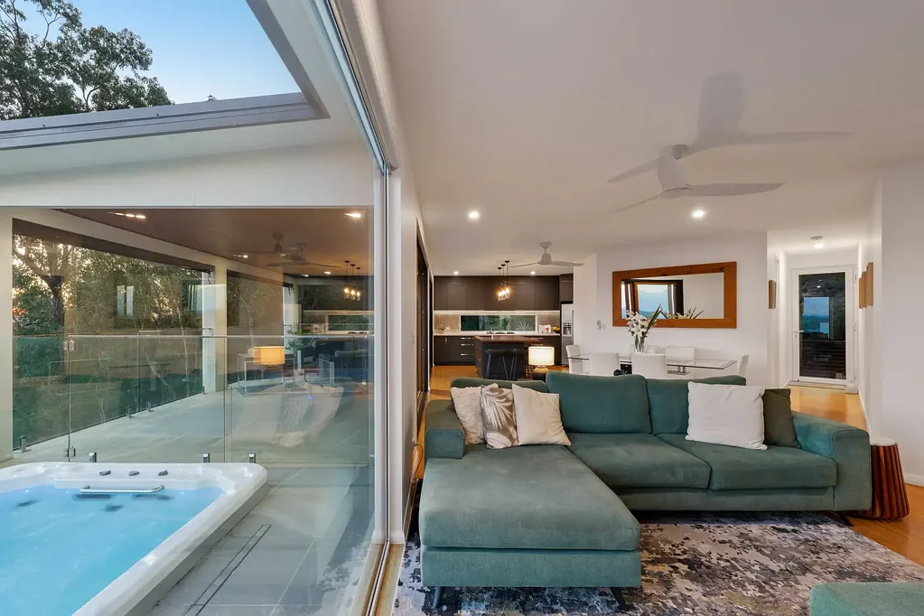 Tanah Merah 5Phòng ngủ Immerse yourself in luxury and privacy with this 4 level split masterpiece, complete with self contained Studio apartment and commanding views