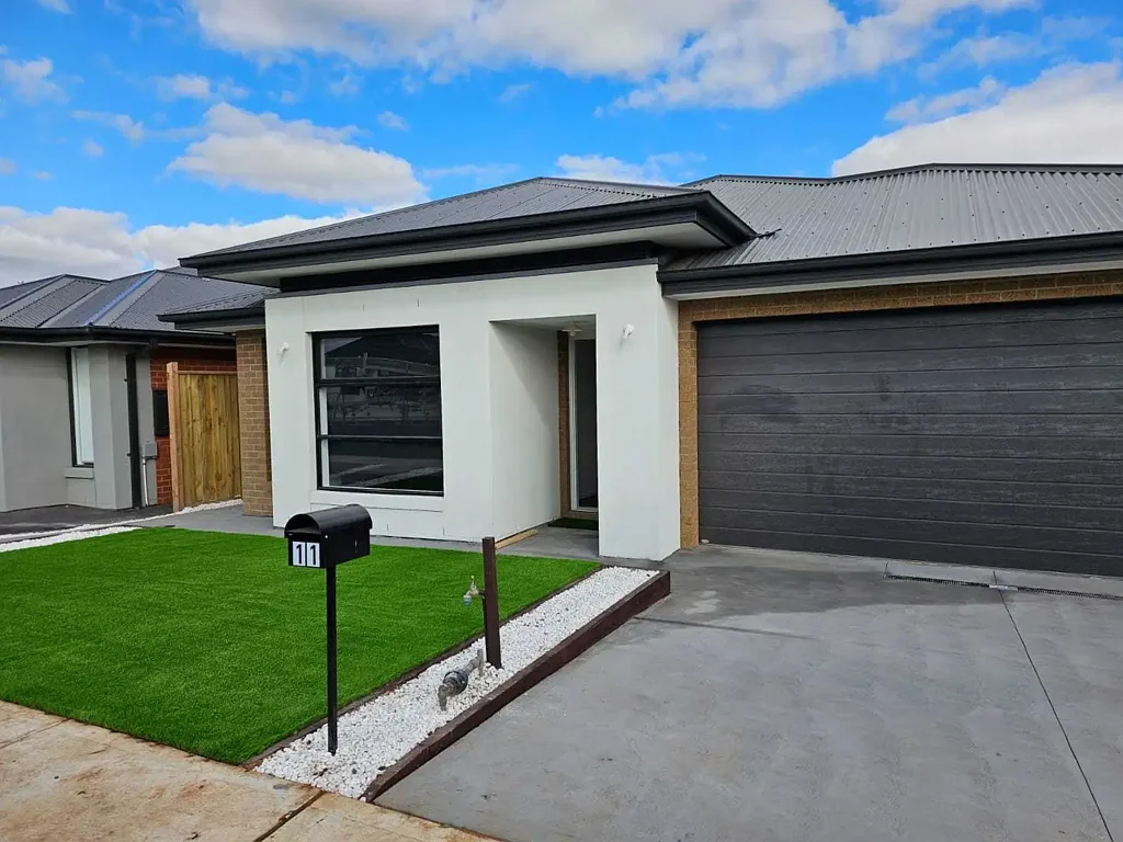 Modern 4-Bedroom Family Home in the Heart of Weir Views