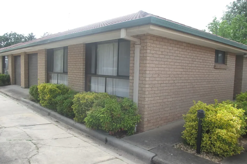 SPACIOUS & SUNNY 2 BEDROOM UNIT
