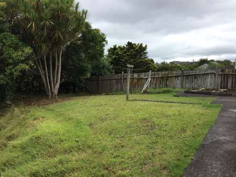 Very Private, Tidy 3 Bedroom House with Large Deck