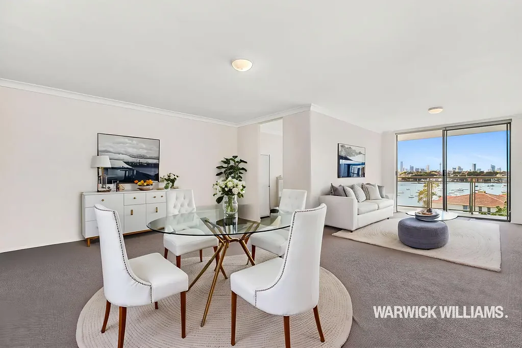 WATERFRONT LIVING WITH HARBOUR, CITY AND BRIDGE VIEWS
