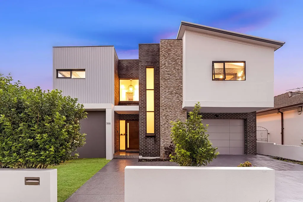 Kingsgrove 5房 全砖结构坚固  市景全景壮丽  Kingsgrove学区优越  弧形户外娱乐  美食岛式厨房时尚  设计师浴室豪华  连通便利步行达 Grand Full Brick Residence with Panoramic City Views