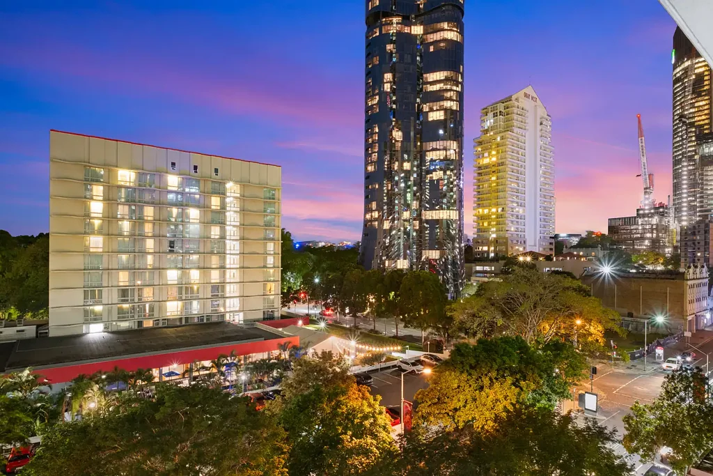 Brisbane City 2બેડરૂમ High Ceilings, Leafy Outlook, Unbeatable CBD Location - Ideal For Owner Occupiers!