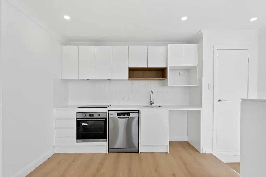 Elegant Low-Maintenance 1 Bedroom Studio in Calderwood - Parkfront Position with Utilities Included