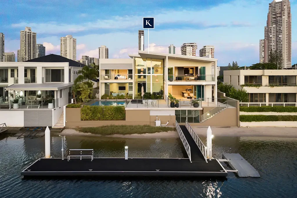 Surfers Paradise 5ห้องนอน Sprawling Sophistication in a Sought-After Waterfront Location