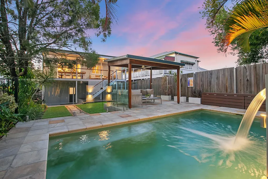 Coorparoo 4 Slaapkamer Timeless Charm, Modern Style + Pool in This Renovated Queenslander