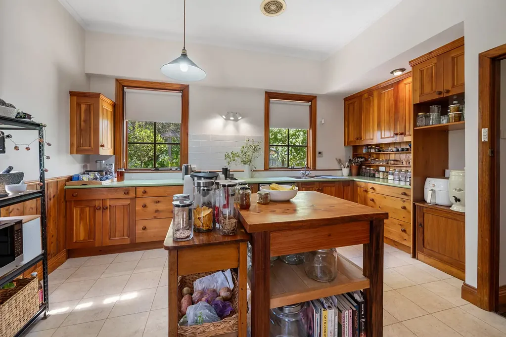 East Devonport 4房  Timeless Circa 1888 Character Home on 1,234 m2 – A Rare East Devonport Gem