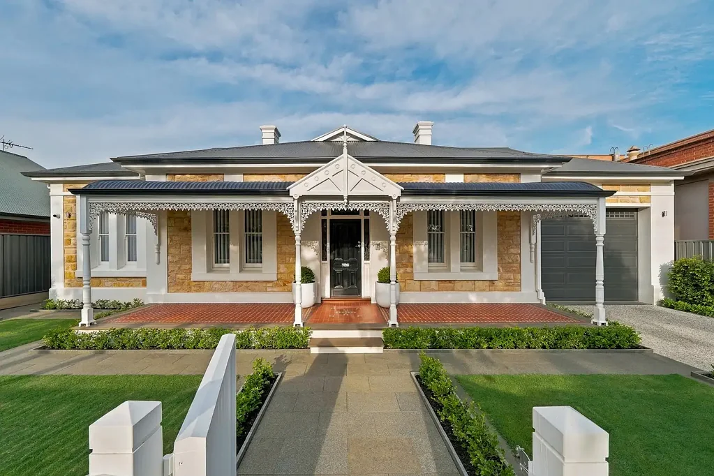 Torrensville 5房  Villa Character, Contemporary Luxury & Poolside Entertaining.