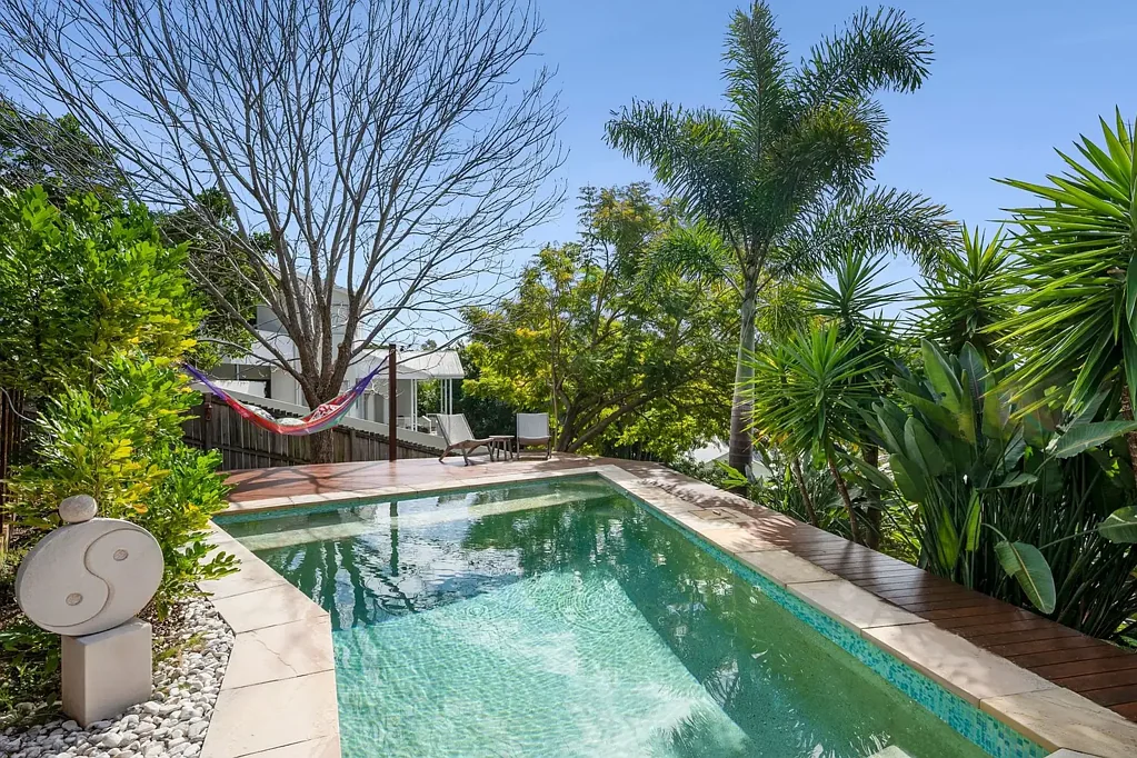 Mount Coolum 4બેડરૂમ Elevated Multi-Level Home in Tightly Held Enclave