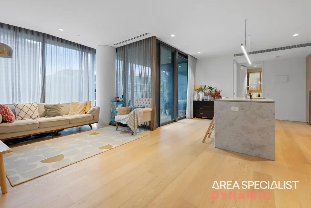 High-End Living Right In The Heart Of The CBD!