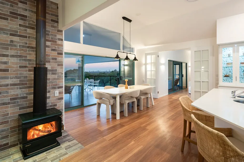 Helensvale 4 Slaapkamer Elevated Family Living with Panoramic Skyline Views - Will be sold!