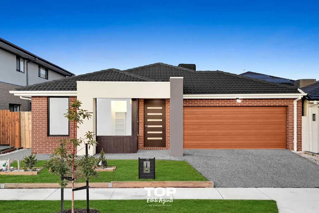Clyde North 4Phòng ngủ Contemporary Comfort and Family Functionality