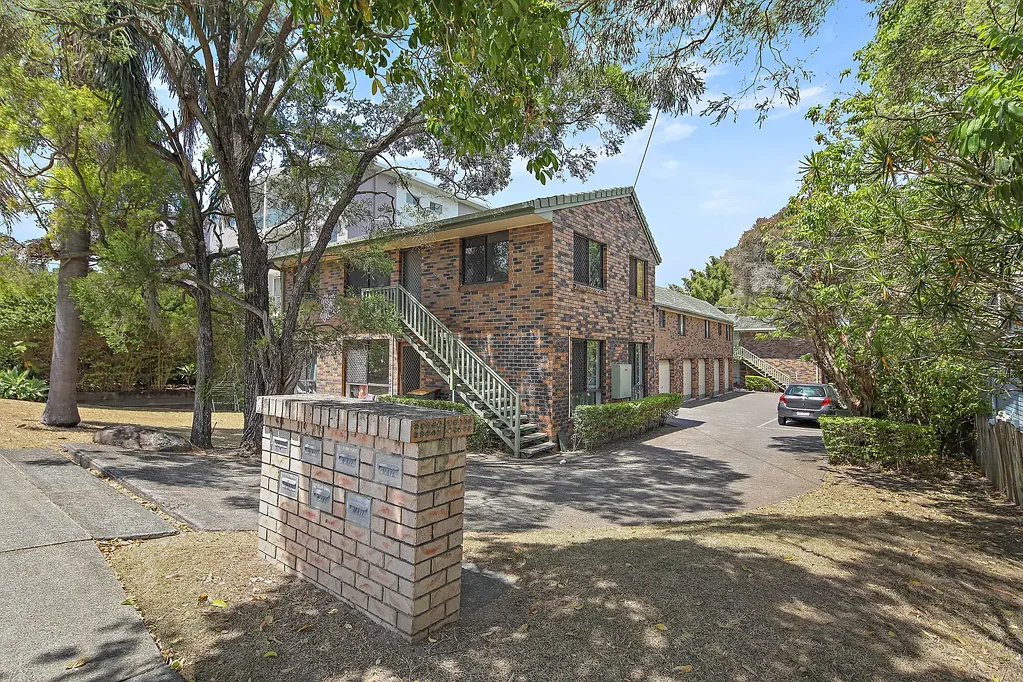UPDATED 3-BEDROOM UNIT IN CENTRAL LOCALE!