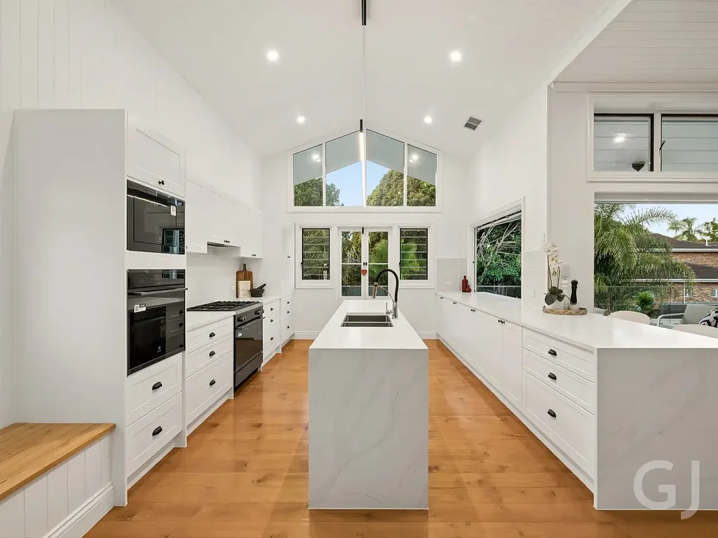 Clayfield 6房 Eagle House | 宏伟气派、卓越多功能性与Clayfield的便利 Eagle House | Grand Scale, Exceptional Versatility & Clayfield Convenience