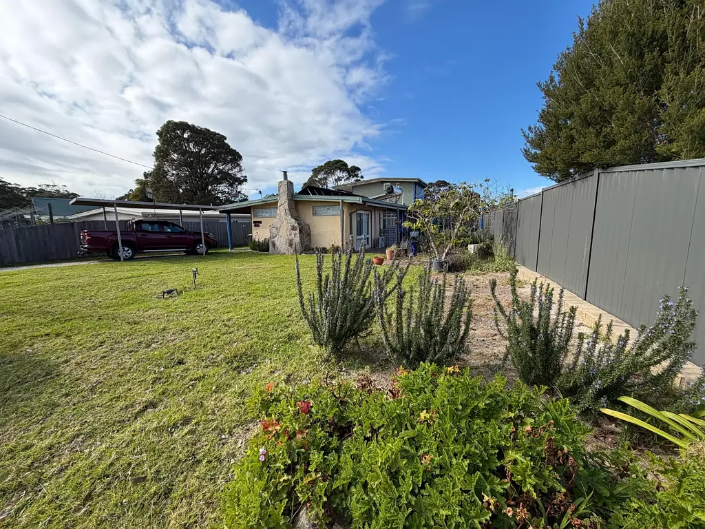 Mallacoota 4房  Mallacoota Home with Deck & Solar
