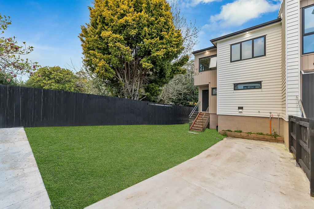 Manurewa 2房  Reserve Front , Corner Site with Double Parking
