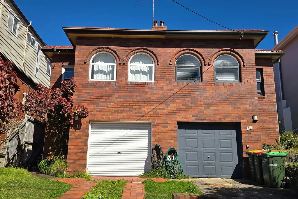 Semi-Detached Home with Ocean Glimpses, Peace & Quiet