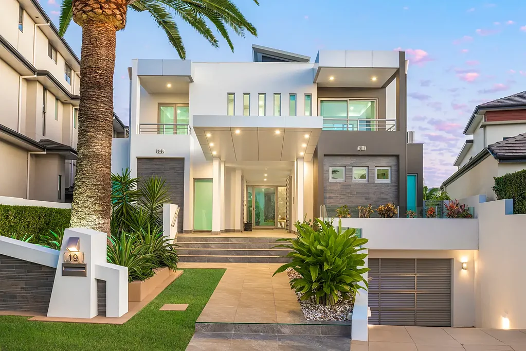 19 Knightsbridge Parade East, Paradise Point, QLD 4216