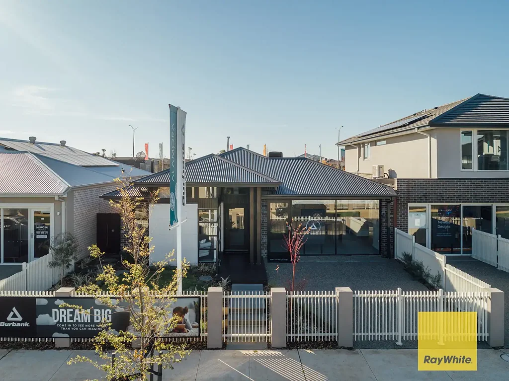 Tarneit 4房 Burbank精工样板房 四卧独立起居区 主卧豪华套间 遮盖凉亭 Club Alamora使用权 优质学区 便捷交通 4 BEDROOM DISPLAY HOME IN ALAMORA ESTATE!!