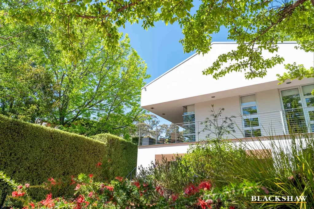 Narrabundah 5Zimmer Substantial four bedroom home with quality one bedroom apartment below.