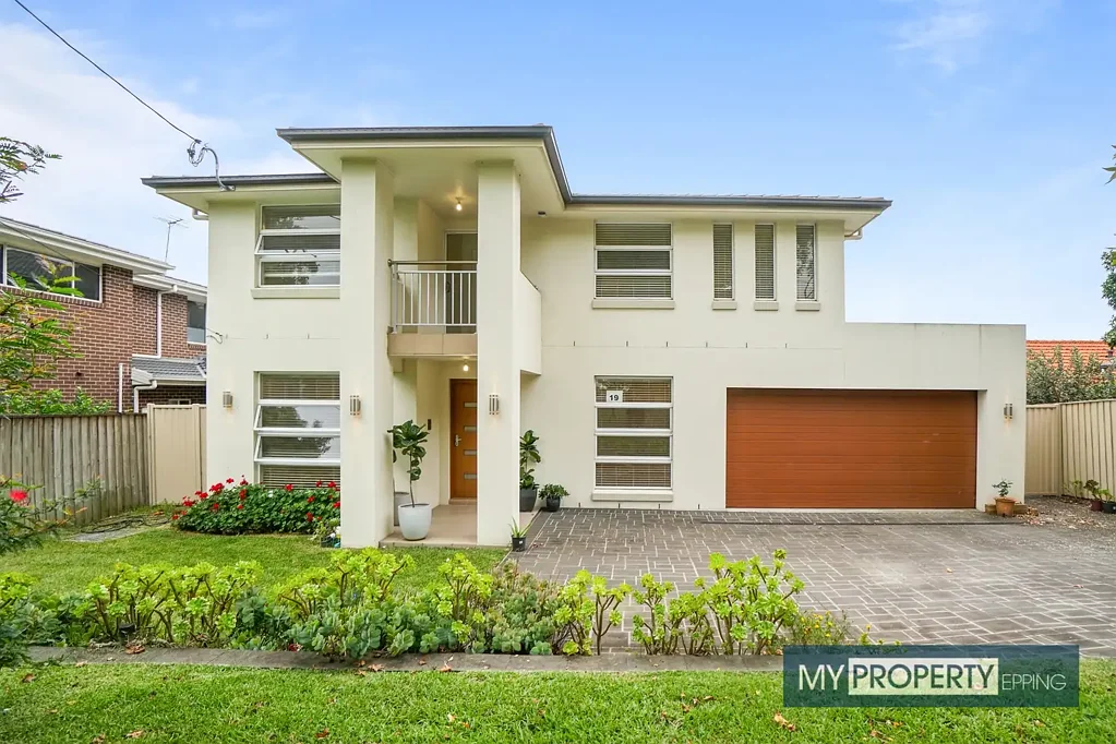 ARCHITECTURAL & SPACIOUS 5 BEDROOM FAMILY HOME