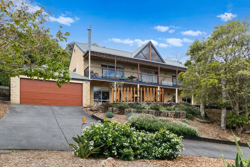 Mount Eliza 4房 绿树成荫地带 4卧加书房 壮丽树梢景观 闪亮游泳池 多个户外用餐区 精心设计户外空间 落地窗自然光 高端不锈钢电器 中央供暖空调 Resort-Style Living in a Private Retreat