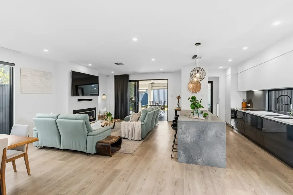 Largs Bay 4Moenga Coastal Luxury with Family Flexibility
