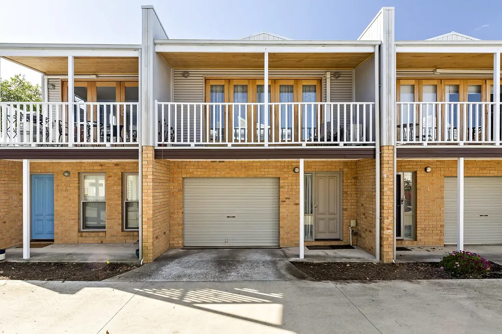 Golden Point 2 Bedroom A Stunning Townhouse In A Prime Inner-City Position