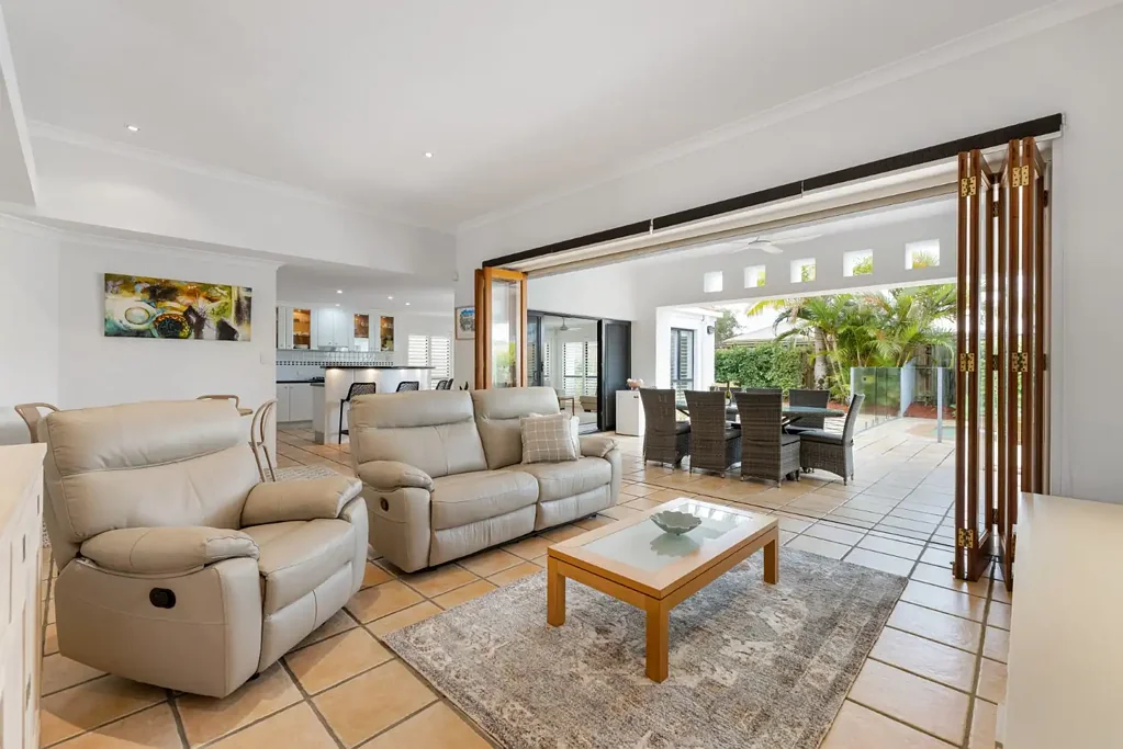 Pelican Waters 4Kwarto POOLSIDE LIVING MEETS LOWSET COMFORT IN PELICAN WATERS