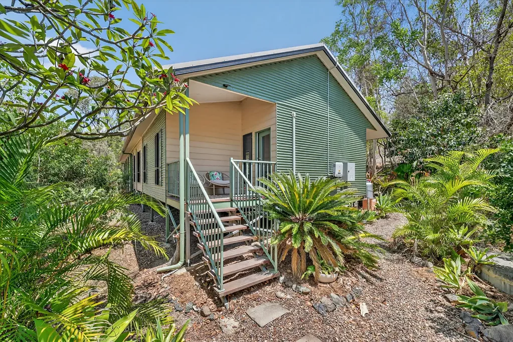 Alligator Creek 3房  Acreage Elegance - Fully Refurbished Sanctuary on 4,000sqm