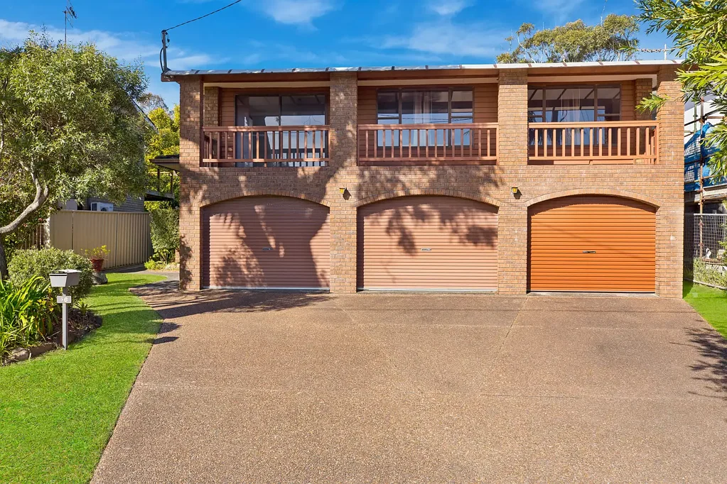 Bateau Bay 3બેડરૂમ First Time Offered in 50 Years - Prime Beachside Renovator!