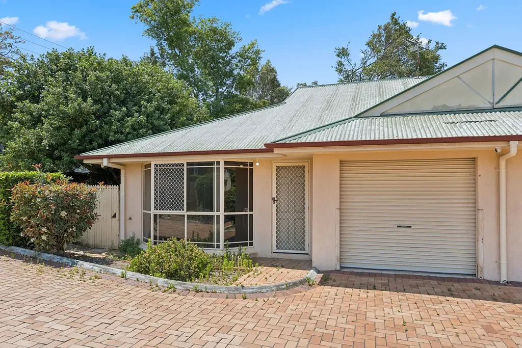 LARGE TWO BED TOWNHOUSE - WATER INCLUDED IN RENT!