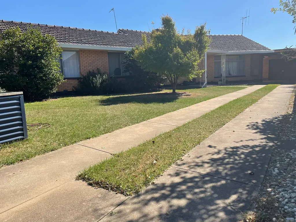 COMFORTABLE FAMILY HOME !