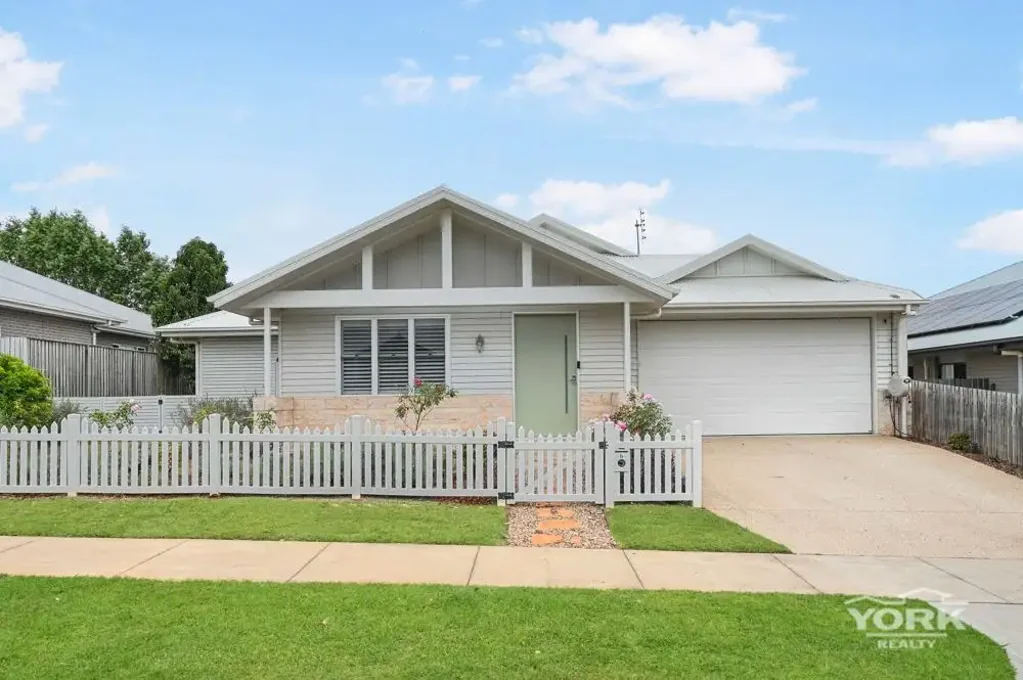 6 Fullbrook Avenue, Highfields, QLD 4352