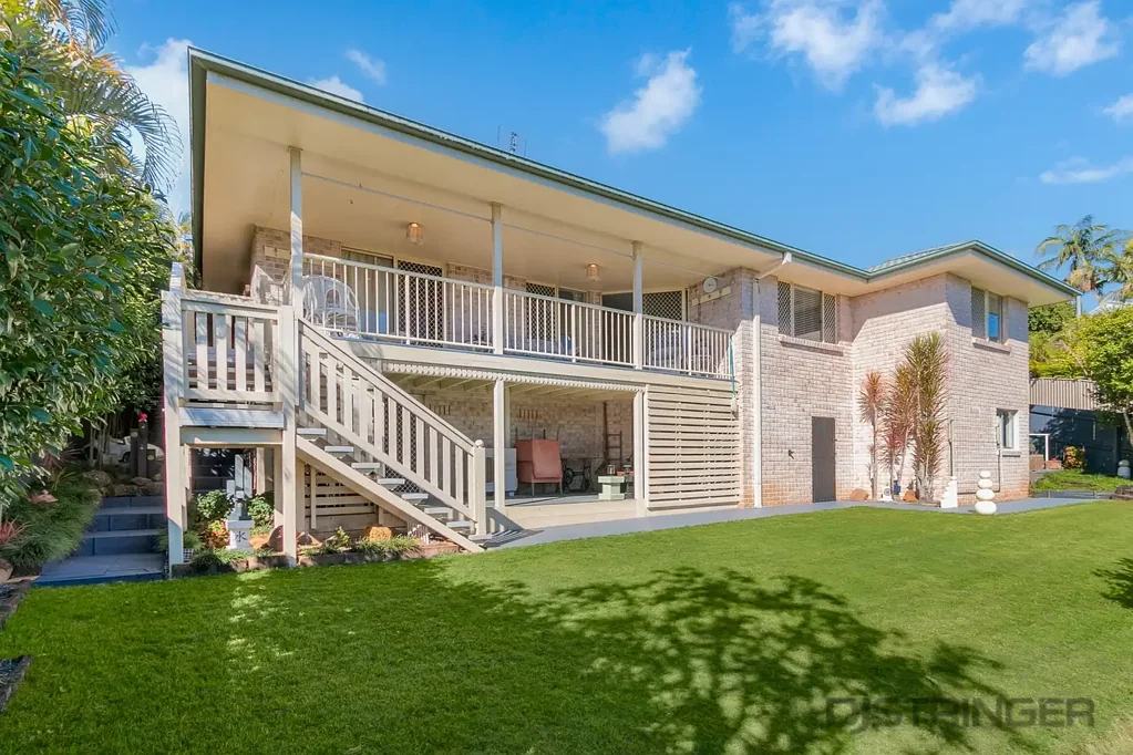 Terranora 3 Bedroom IMMACULATE FAMILY HOME - with a scenic outlook'