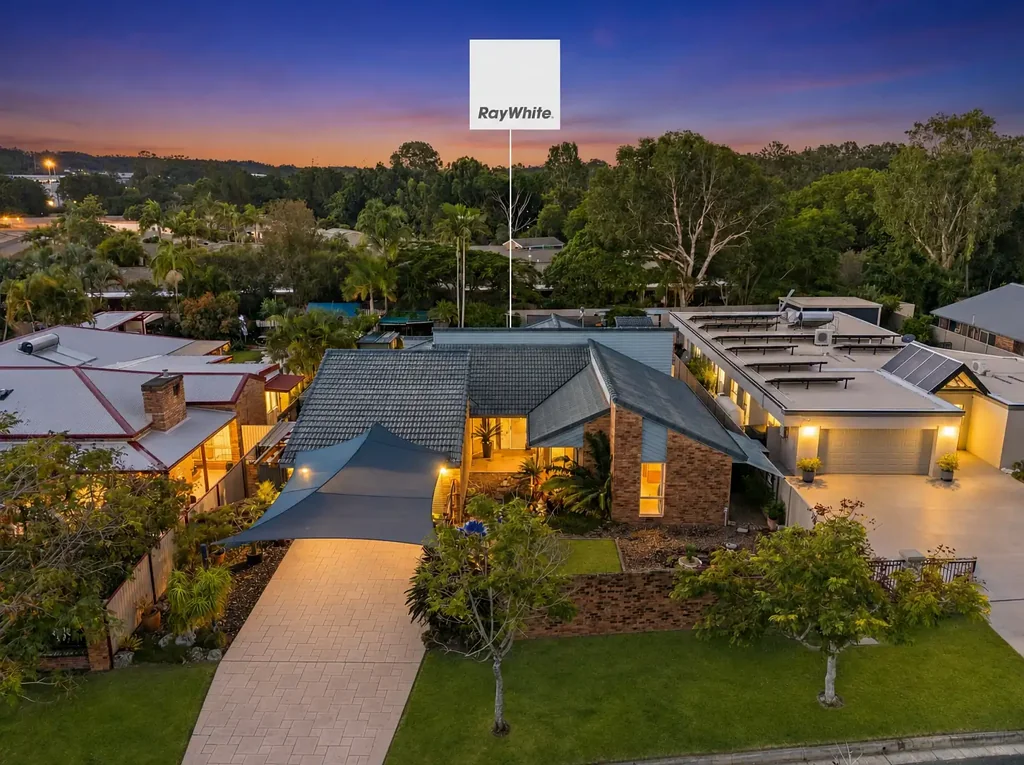 Ashmore 4 Bedroom First Time Ever Offered to Market, A Perfect Renovation Opportunity in a Sought-After Pocket