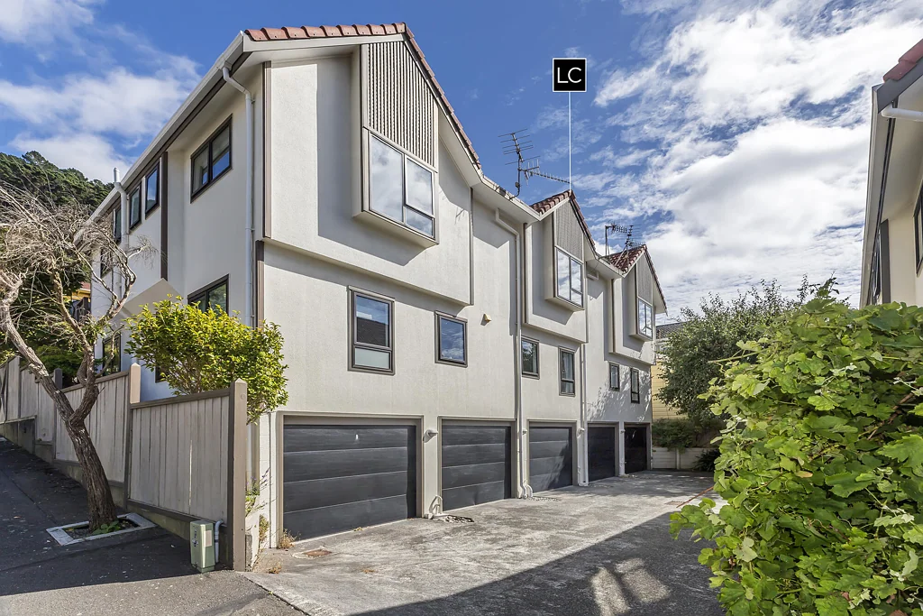 Thorndon 2 Bedroom City-Fringe Living with Everyday Convenience