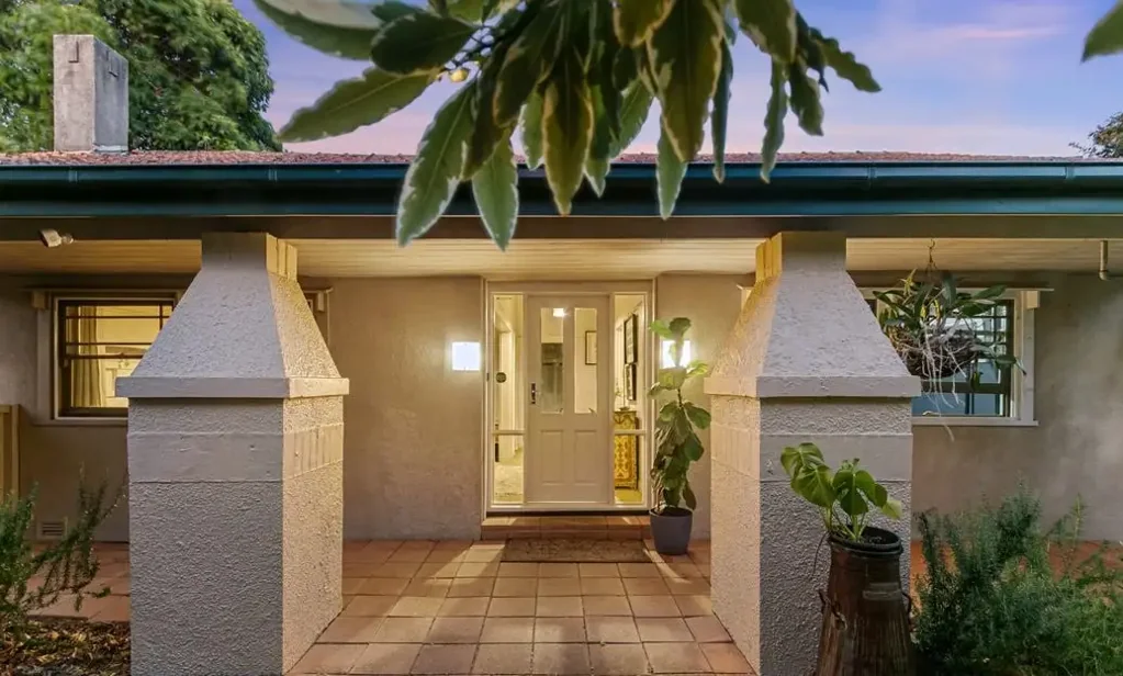 Claifornian Bungalow in the Golden Triangle