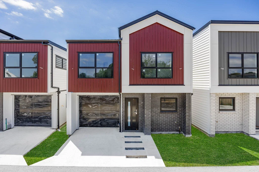 Manurewa 4 Slaapkamer Brand-New Stand Alone Home in Prime Location