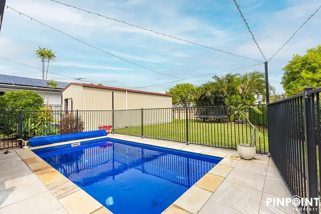 Andergrove 6房  Spacious Family Living with Stunning Modern Updates, Pool & Shed