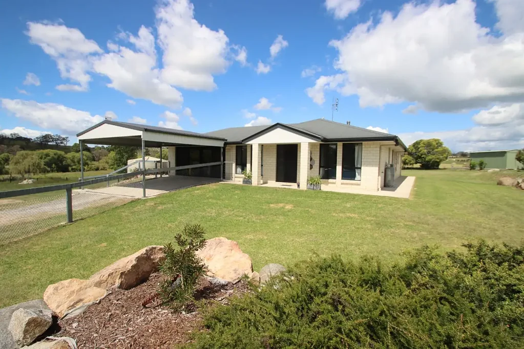 Tenterfield 4 Bedroom Small acreage with a creek!!