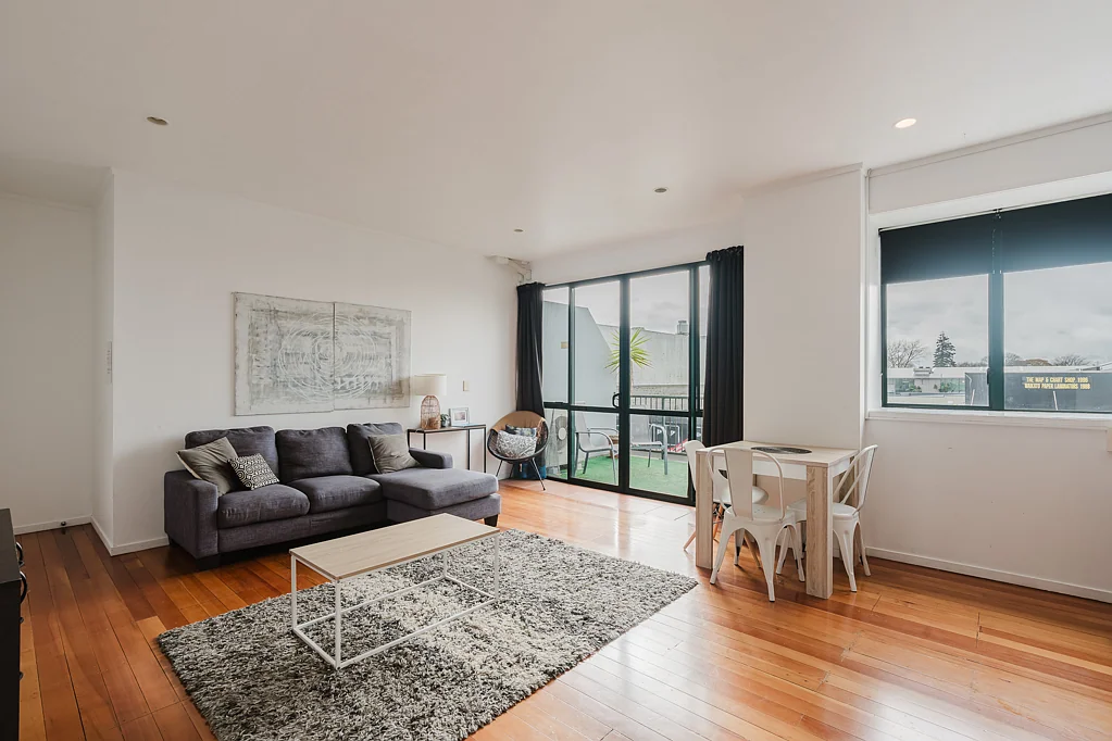 Hamilton Central 2Kwarto Price Adjusted. Bring Us an Offer.
