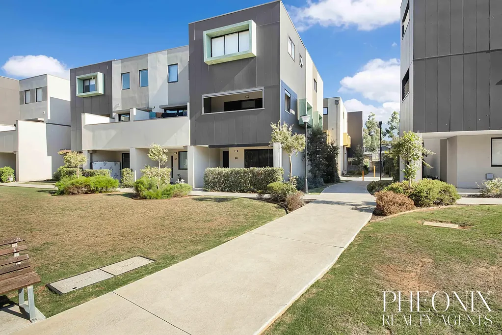 Tarneit 3 Bedroom Upgraded & Stylish Townhouse in Prime Tarneit - Move-In Ready!  Modern, Low-Maintenance with High-Returns