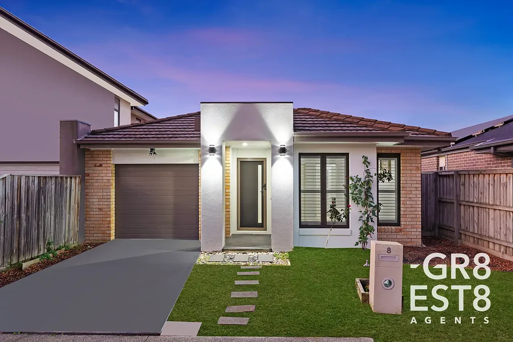 Dandenong 3ਬੈੱਡਰੂਮ Modern Elegance Meets Practical Living at 8 Dedina Walk, Dandenong