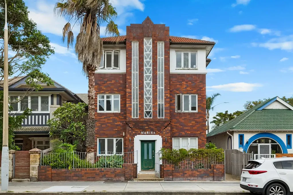 2 Bedroom Art Deco Apartment Footsteps to Bondi Beach