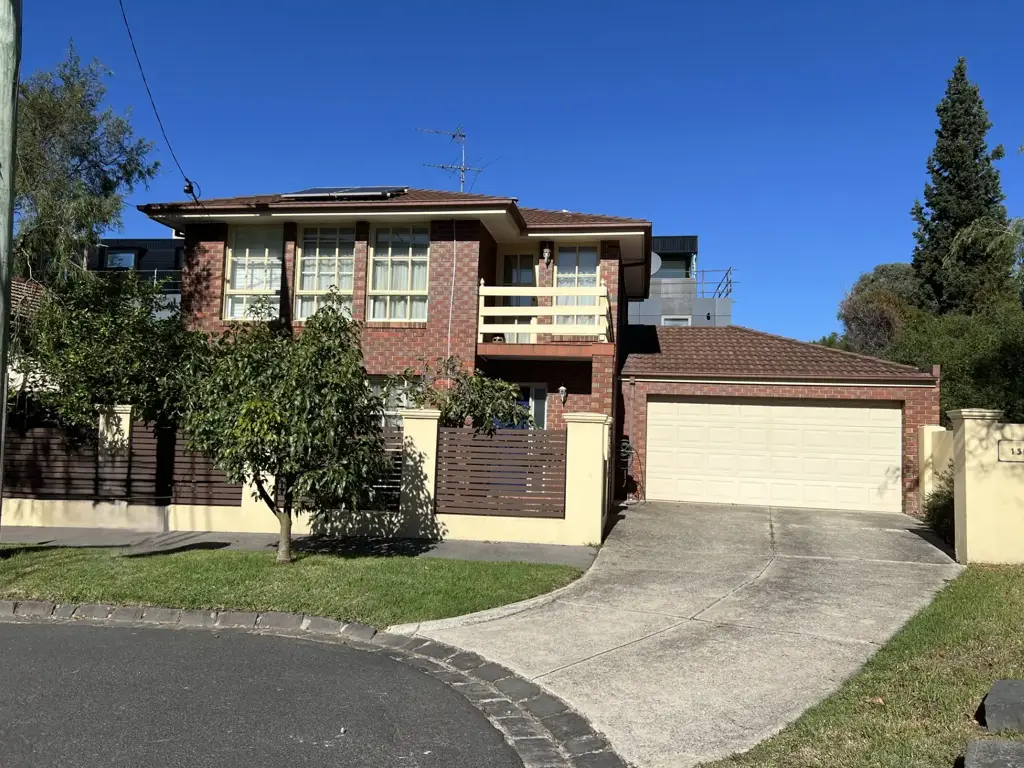 Brighton 2غرفة نوم A spacious and substantial two storey home that is beautifully presented in a great location close to schools and a short walk to the Train Station