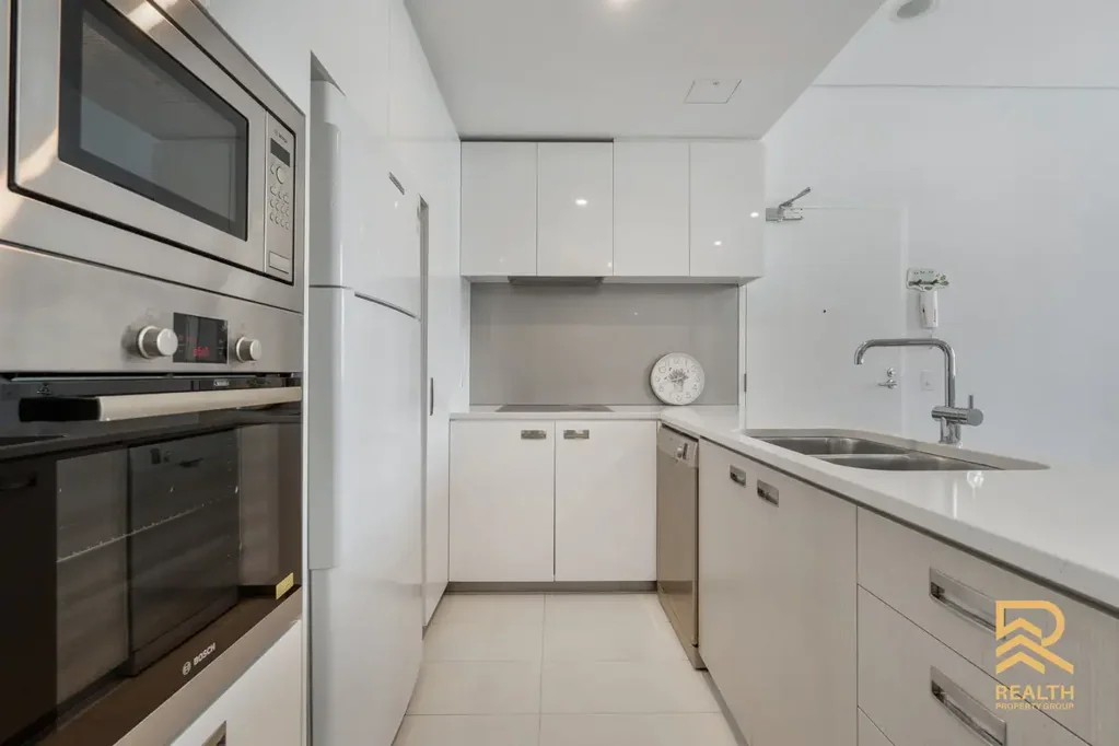 Rivervale 2房  Modern Apartment with Study & 2 Car Bays!！