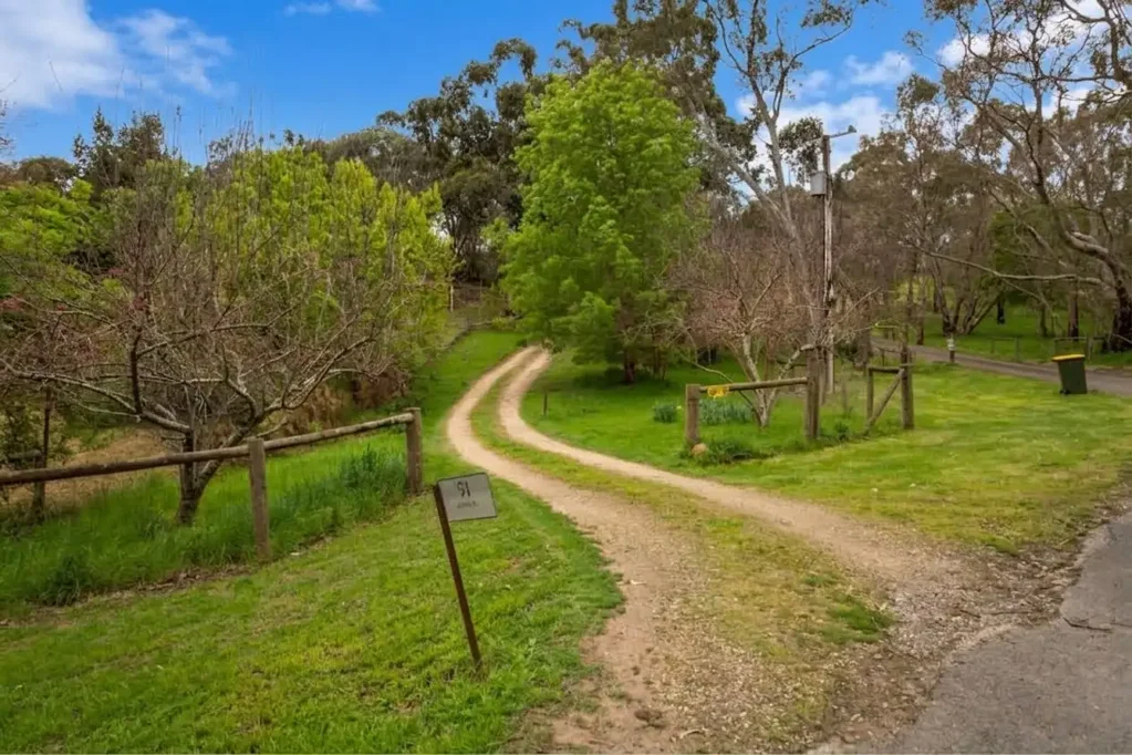 Blakiston 4બેડરૂમ A Prestigious 2.1-Acre Sanctuary: Original Character, Endless Potential