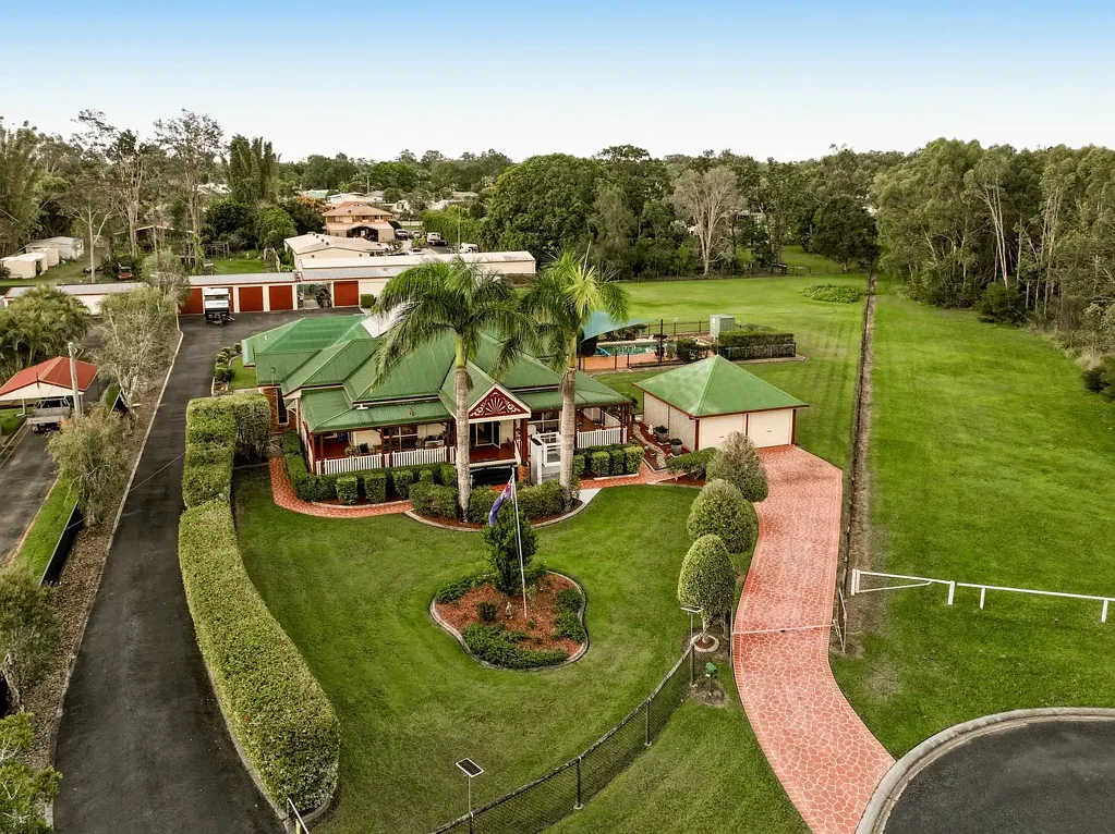 Burpengary East 4房 4979平米阔地 转角地块 无障碍通道 45吨泳池 多车库 5KW太阳能 度假村式娱乐 Elegant Queenslander Living on 4,979m² with Pool, Sheds & Dual Access