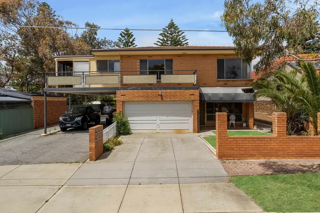 West Beach 3 Slaapkamer Upstairs Beachside Gem - Waiting For A Transformation